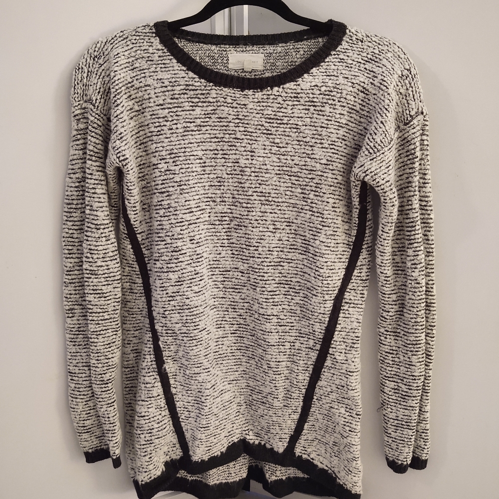 *4/25Anthropology SzXS LoGrey black /white sweater